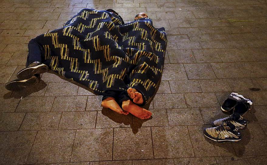 Будапешт, Венгрия. Беженцы, разбив лагерь, спят на площади у здания Восточного вокзала