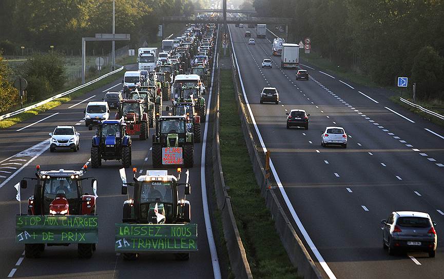 Париж, Франция. Фермеры на тракторах едут по шоссе в Париж, чтобы принять участие в акции протеста против кризиса АПК и низких закупочных цен