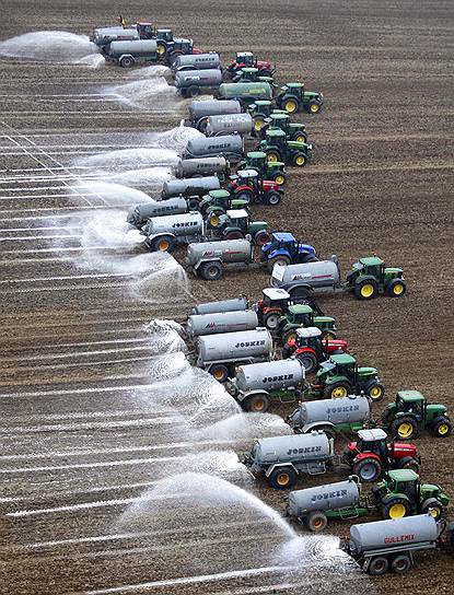 16 сентября 2009 года. Бельгийские аграрии вылили на поля в районе города Сине около 3 млн литров молока. Таким образом они выразили недовольство снижением закупочных цен на их продукцию