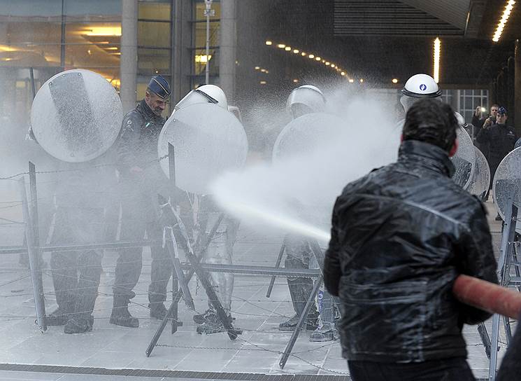 26 ноября 2012 года. Фермеры облили молоком из брандспойтов полицейских и здание Европарламента в Брюсселе, чтобы привлечь внимание к кризисной ситуации в отрасли