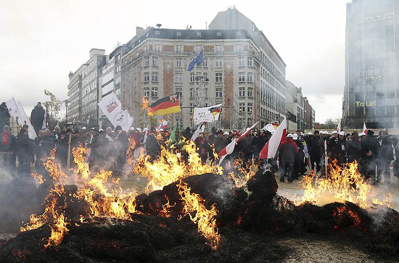 11 декабря 2014 года. Фермеры в Брюсселе подожгли тюки соломы у здания Совета ЕС, протестуя против низких цен на молоко