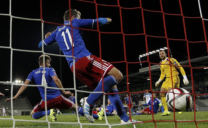На фото: Артем Дзюба забивает гол в ворота сборной Лихтенштейна 