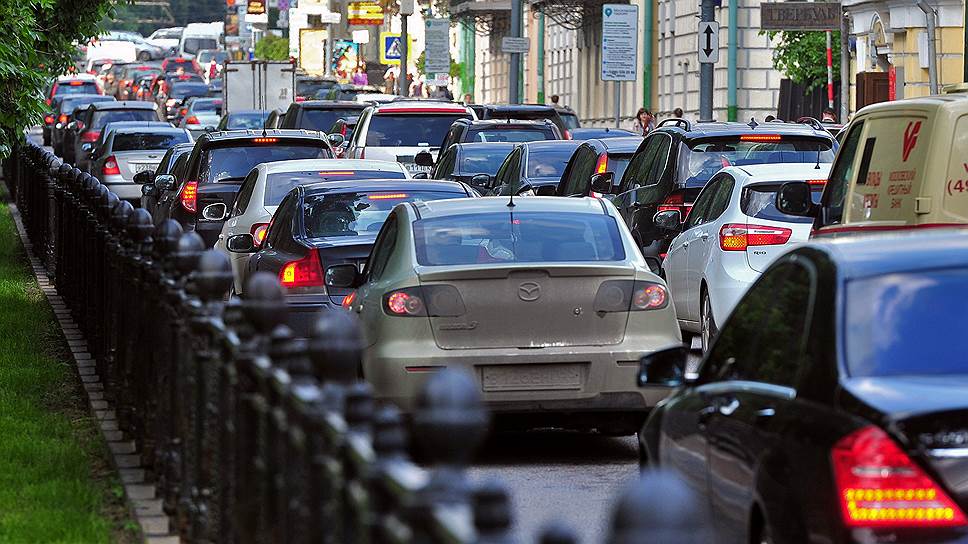 Москвичи выступают за ограничение автодвижения в городе