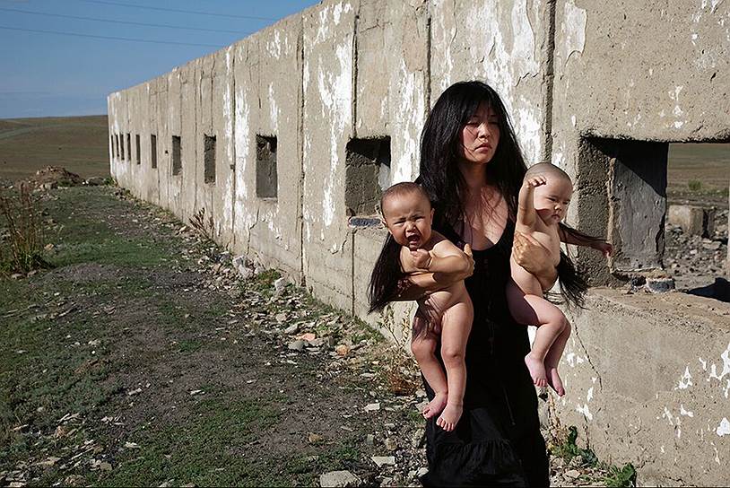Галерея ArtWin 
&lt;br>Алмагуль Менлибаева
&lt;br>Дети и Пери, 2008
&lt;br>Мадина и Марианна Гоговы владеют небольшим пространством в непосредственной близости от кафе «Пушкин» и показывают смесь молодых московских художников с коллегами с бывшего советского Востока 
