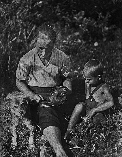 Будущий космонавт родился 11 сентября 1935 года в селе Верхнее Жилино Косихинского района Алтайского края. «Вся моя жизнь — сплошная импровизация. Я не собирался быть летчиком, но, когда учился в девятом классе, к нам приходил летчик. Мне понравились его сверкающие ботинки и роскошные синие брюки. Поэтому на призывной комиссии, отвечая на вопрос, где хочу служить, я ответил, что в авиации»,— вспоминал в одном из интервью Герман Титов
&lt;br>На фото: Герман Титов с матерью Александрой Титовой, 1940 год