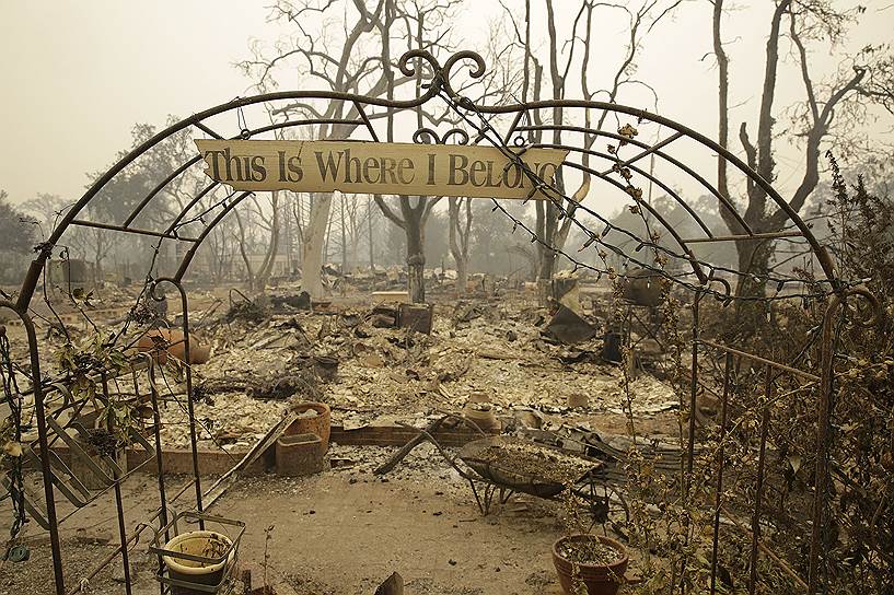 Мидлтаун, США. Ворота дома, сгоревшего от огня лесных пожаров, охвативших Калифорнию