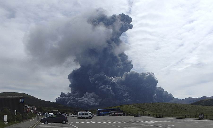 Остров Кюсю, Япония. Извержение вулкана Асо