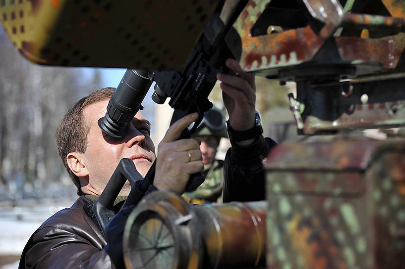 4 апреля 2011 года. Президент России Дмитрий Медведев осматривает боевую технику. Президент посетил расположения 45-го отдельного гвардейского ордена Александра Невского полка специального назначения Воздушно-десантных войск в подмосковной Кубинке