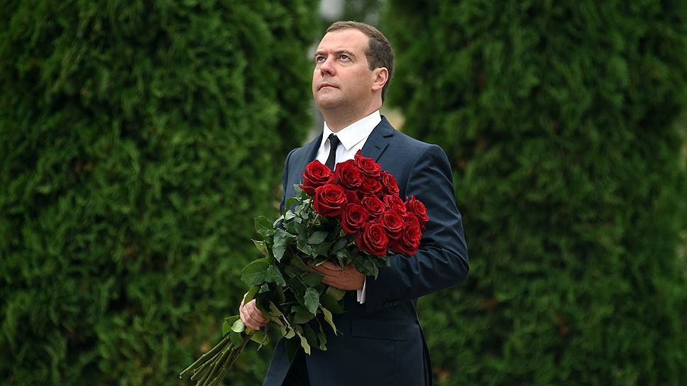 22 августа 2014 года. Дмитрий Медведев во время церемонии возложения цветов к стеле &quot;Курск — город воинской славы&quot; и к памятнику маршалу Г.К. Жукову