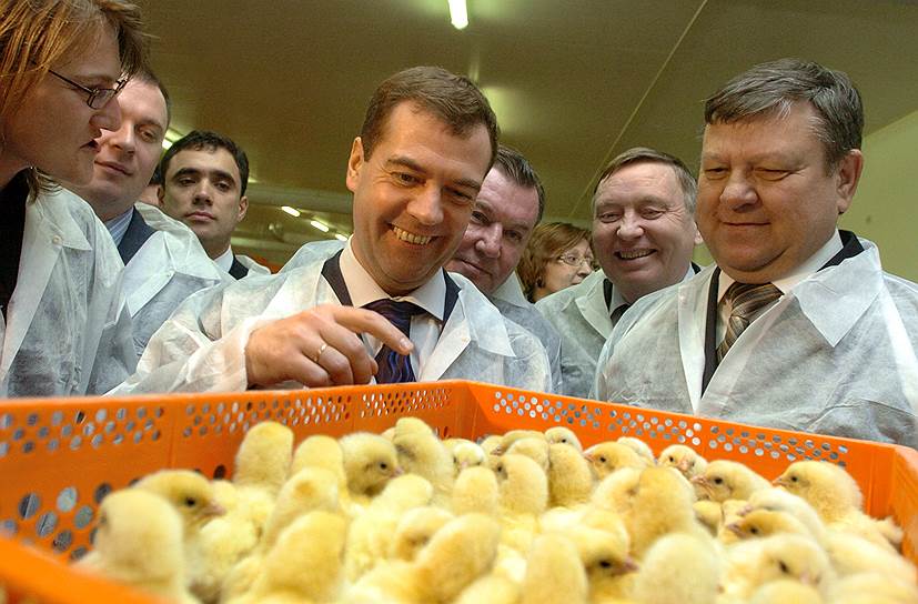 27 апреля 2007 год. Первый вице-премьер РФ Дмитрий Медведев в сопровождении Губернатора Валерия Сердюкова (справа) на птицефабрике в поселке Cинявино Ленинградской области 