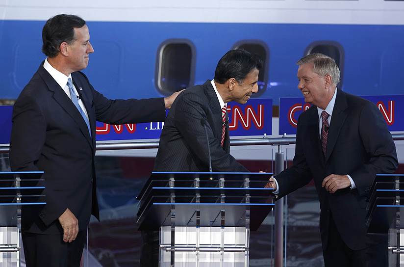 Перед началом дебатов кандидаты позировали фотографам на фоне самолета, на котором бывший президент США Рейган облетел почти весь мир с зарубежными визитами
&lt;br>Слева направо: Рик Санторум, Бобби Джиндл, Линдси Грэм