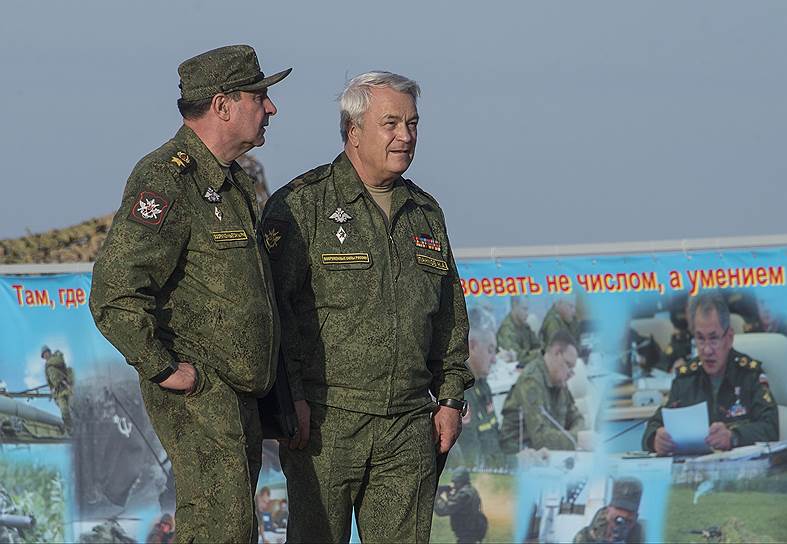 Заместители министра обороны России Дмитрий Булгаков и Николай Панков (справа)