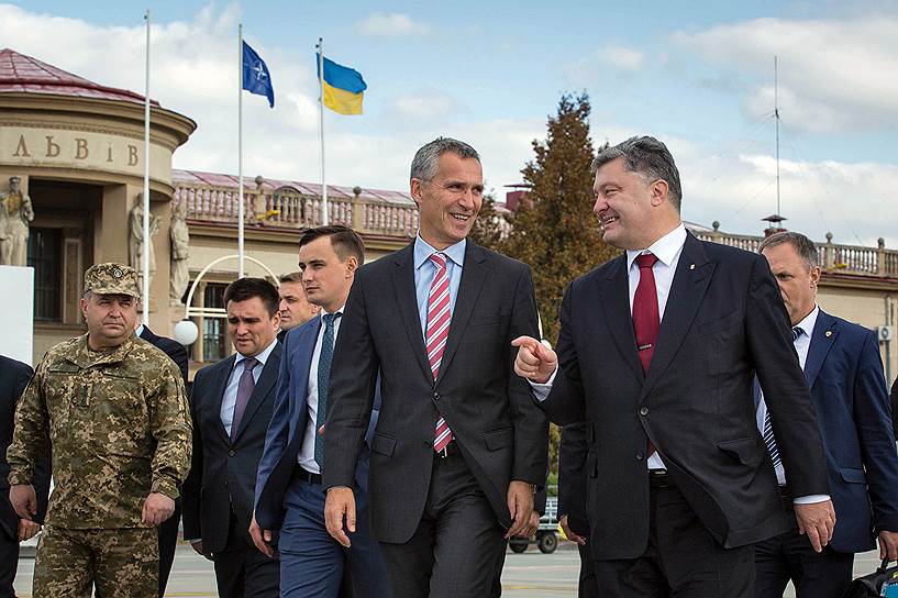 Президент Украины Петр Порошенко (справа) и генсек НАТО Йенс Столтенберг (в центре)