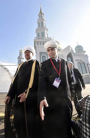 Шейх, председатель президиума Духовного управления мусульман европейской части России, председатель Совета муфтиев России Равиль Гайнутдин (слева) и первый заместитель председателя Совета муфтиев России и Духовного управления мусульман России, руководитель аппарата Совета муфтиев России, председатель Духовного управления мусульман Московской области Рушан Аббясов