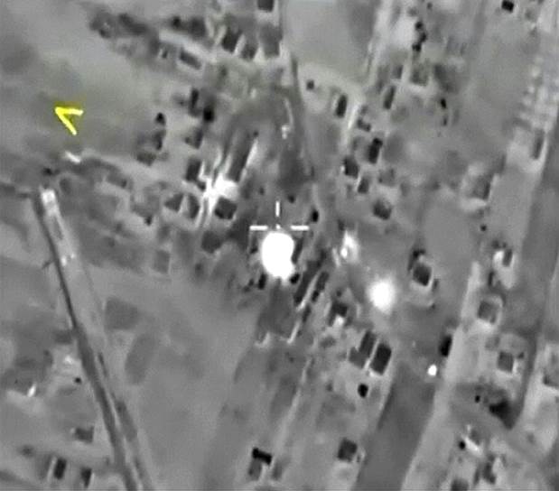 Кадр из видео, распространенного Министерством обороны РФ, в котором показаны авиаудары по четырем объектам в районе населенных пунктов Хама, Идлиб и Хомс