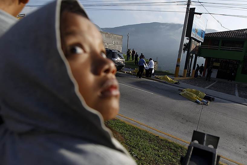 Тегусигальпа, Гондурас. Ребенок у места расстрела четырех человек — мужчины, его двух сыновей и племянника