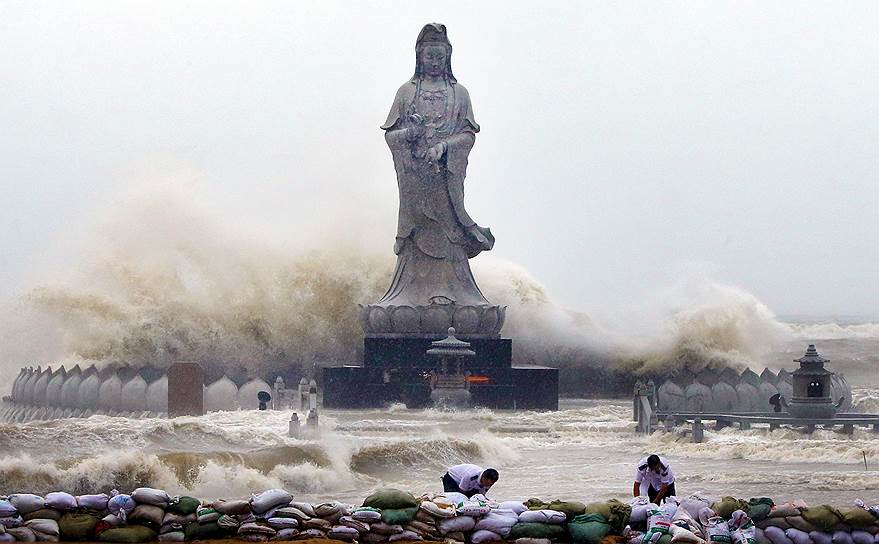 Цюаньчжоу, Китай. Волны, вызванные тайфуном Дуджуан