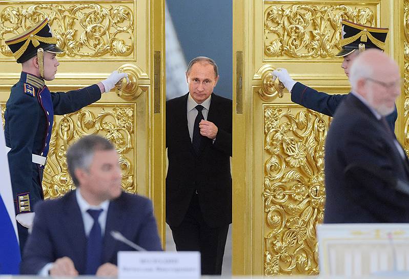Подходя к дверям в Андреевский зал, Владимир Путин словно думал, стоит ли ему входить в них