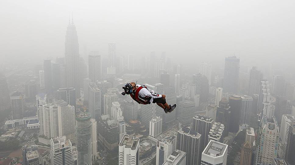 Куала-Лумпур, Малайзия. Бейс-джампер в прыжке с 300-метровой телебашни Менара