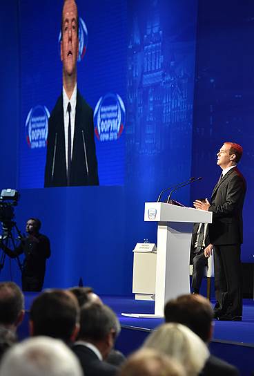Председатель правительства Дмитрий Медведев во время выступления на форуме