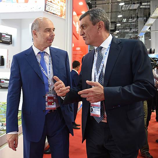 Министр финансов России Антон Силуанов (слева) и губернатор Севастополя Сергей Меняйло