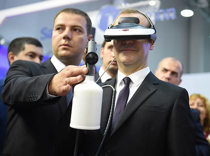 Председатель правительства Дмитрий Медведев (справа)