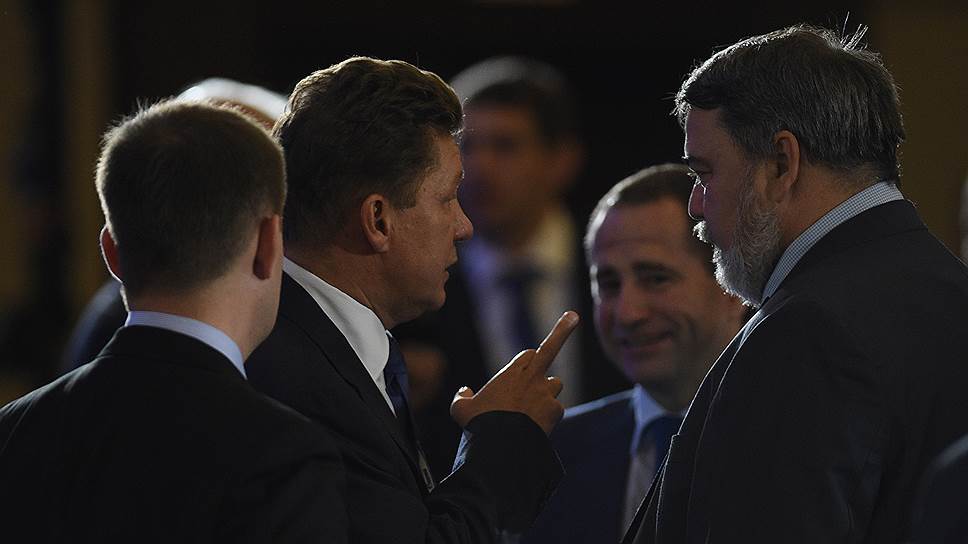 Председатель правления компании «Газпром» Алексей Миллер(слева)