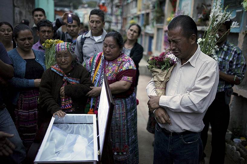 Санта Катарина Пинула, Гватемала. Родственники жертв оползня хоронят погибших в результате стихийного бедствия