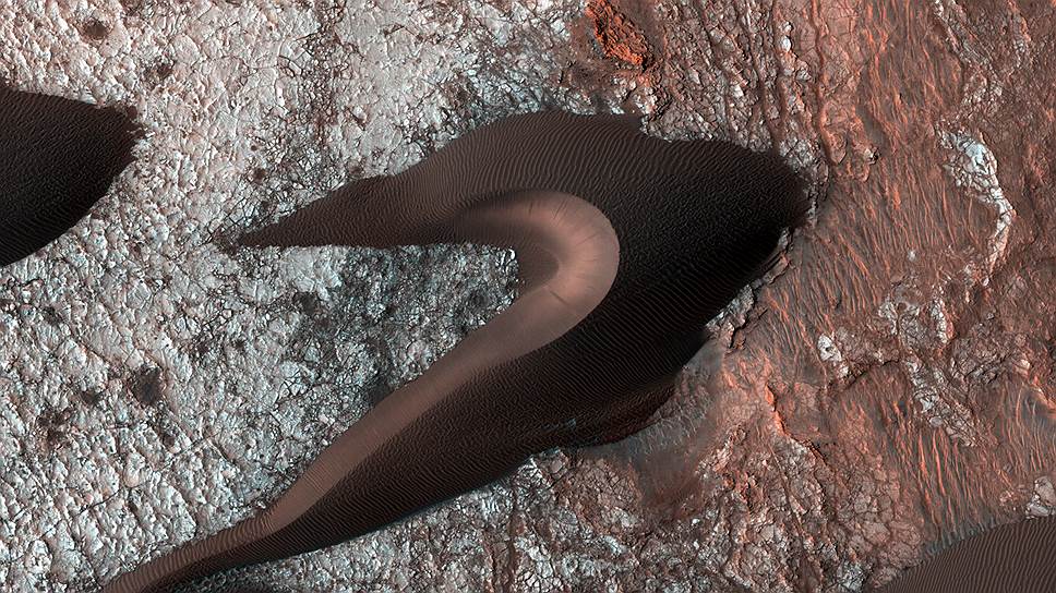 Марс. Песчаные дюны, снятые камерой High Resolution Imaging Science Experiment (HiRISE) автоматической станции Mars Reconnaissance Orbiter