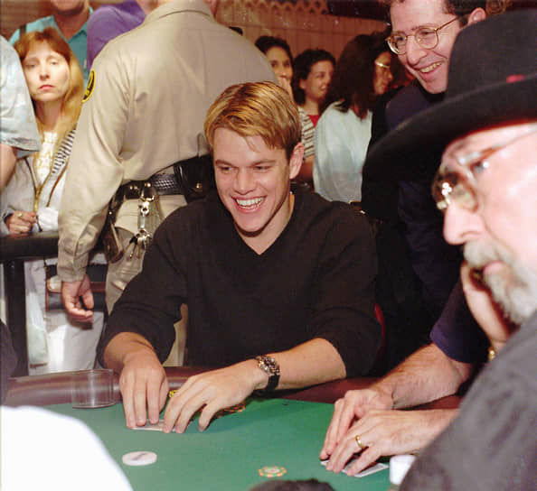 Мэтт Деймон увлекается игрой в покер. Он принимал участие в турнире мировой серии, где главный приз достигал ?700 тыс. Тяга к покеру возникла у Деймона после фильма «Шулера». Для того чтобы актер мог достоверно сыграть свою роль, покеру его обучал профессионал Фил Хельмут