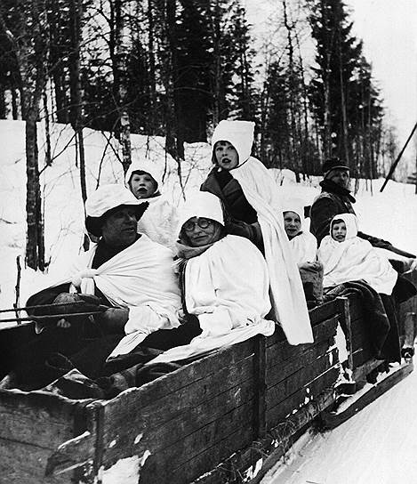 1940 год. Финские беженцы, покинувшие родину после подписания в 1940 году мирного договора между СССР и Финляндией, который изменил советско-финскую границу
