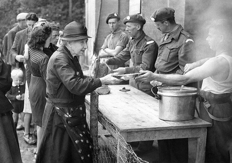 1944 год. Британские военные раздают еду беженцам 