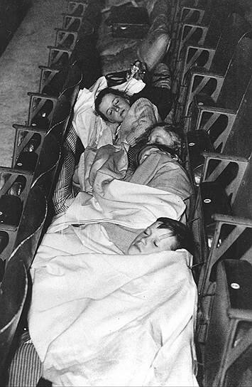 1940 год. Беженцы из стран Бенилюкса спят между сиденьями в лондонском театре 