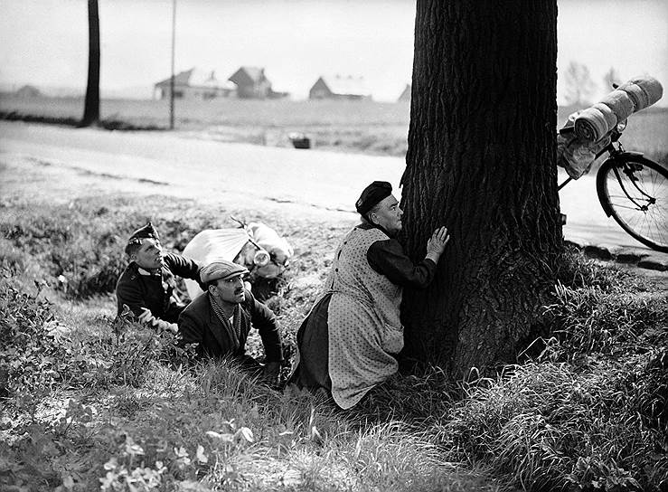 1940 год. Бельгийские беженцы укрываются от бомбардировок немецкой авиации