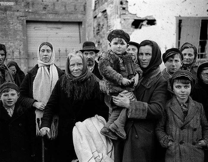 1945 год. Группа беженцев на улице одного из городов Бельгии