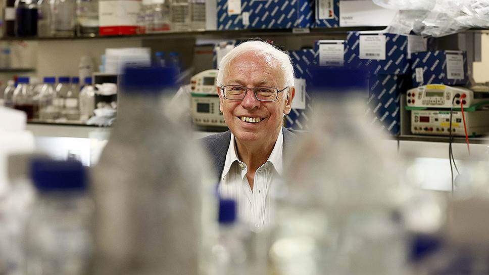 Лауреат Нобелевской премии-2015 по химии Томас Линдаль из Великобритании
&lt;br>Королевская академия наук Швеции заявила, что их работы помогли выявить молекулярные причины ряда наследственных заболеваний, а также механизмы, стоящие за развитием рака и старения
