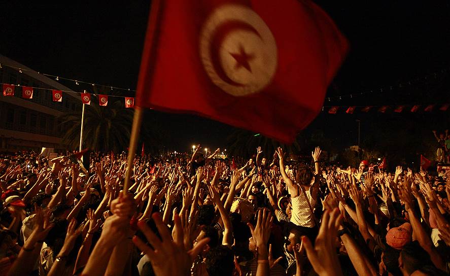 Нобелевская премия мира за 2015 год присуждена организации «Квартет национального диалога в Тунисе» за «решающий вклад в создание плюралистической демократии в Тунисе вскоре после Жасминовой революции 2011 года»