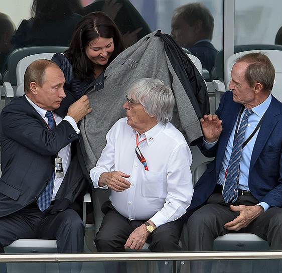 Президент России Владимир Путин (слева), генеральный промоутер &quot;Формулы-1&quot; Берни Экклстоун (в центре) и почетный член Международного олимпийского комитета Жан-Клод Килли 
