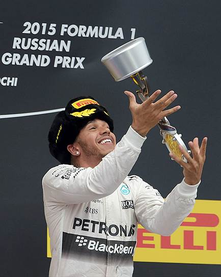 Гонщик команды Mercedes Льюис Хэмилтон, занявший 1-е место на российском этапе чемпионата мира по гонкам в классе «Формула-1»