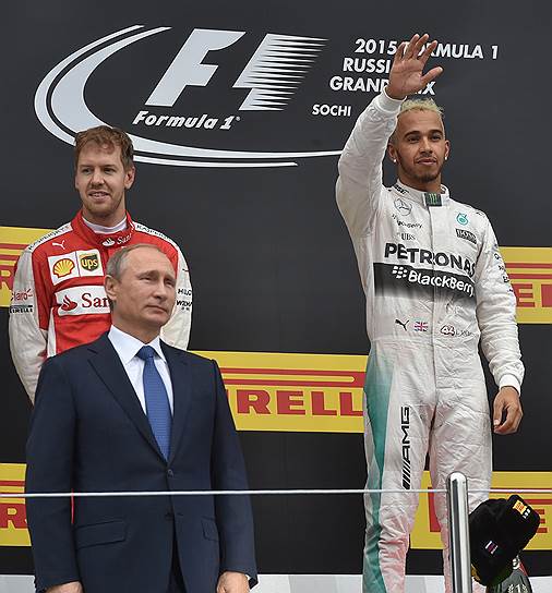 Слева направо: гонщик команды Ferrari Себастьян Феттель, президент России Владимир Путин, пилот Mercedes Льюис Хэмилтон
