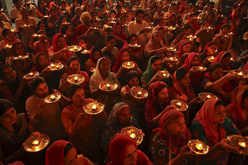 Чандигарх, Индия. Индусские верующие молятся в храме во время фестиваля Навратри