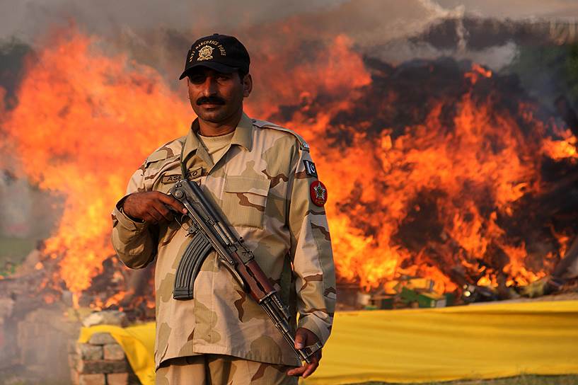 Лахор, Пакистан. Уничтожение партии наркотиков, включая героин, гашиш, кокаин и опиум