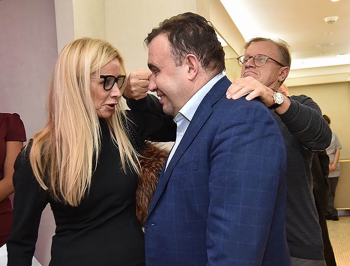 Общение жены и кулинара Вероники Белоцерковской с адвокатом и ресторатором Александром Раппопортом (в центре) явно не сулит ничего хорошего -- наверняка именно так решил бизнесмен Борис Белоцерковский (справа), и показал фигу товарищу.