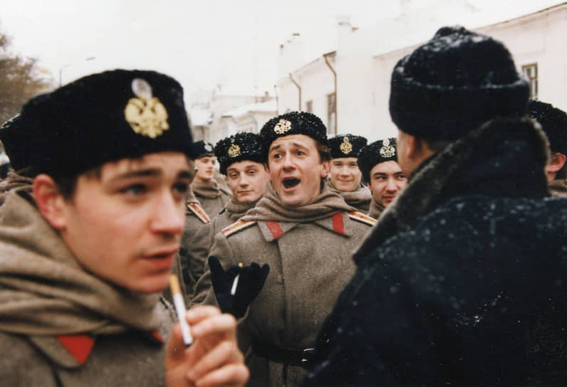 Следующей крупной работой Михалкова стал фильм «Сибирский цирюльник» (на фото), который вышел на экраны в 1998 году. Несмотря на то, что на съемки картины было потрачено $45 млн, фильм провалился в прокате, хотя и был отмечен Государственной премией РФ