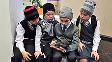 2013 год. Дети во время показа новой школьной формы на пресс-конференции модельера Вячеслава Зайцева на тему: 