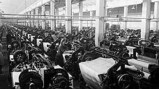 1952 год. Один из уголков ткацкого цеха Ленинаканского текстильного комбината