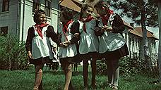 1955 год. Город Турно-Северин. Ученицы элементарной школы №2 на перемене