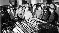 1955 год. Премьер-министр Бирманского Союза У Ну посетил текстильный комбинат имени И. В. Сталина
