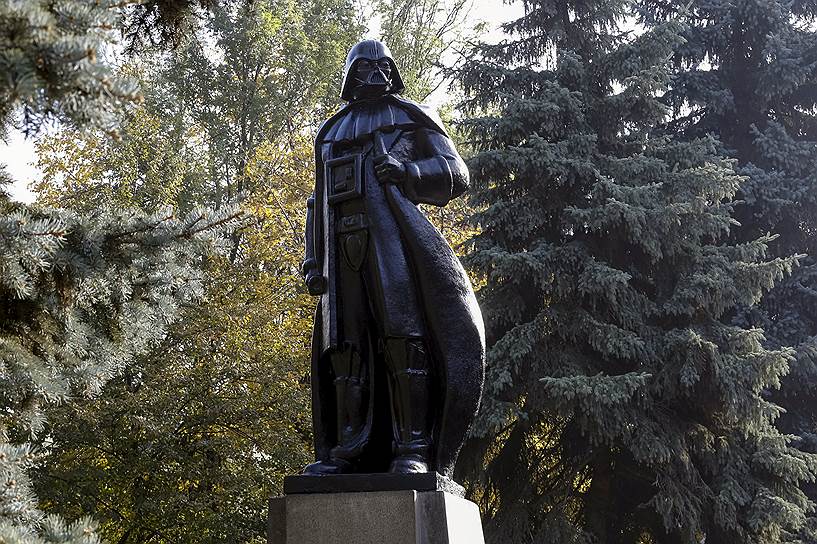 Одесса, Украина. Одесский художник и скульптор Александр Милов переделал памятник Владимиру Ленину, установленный на территории завода «Прессмаш», в статую, посвященную герою киносаги «Звездные войны» Дарту Вейдеру
