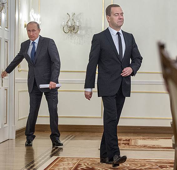 Президент России Владимир Путин (слева) и председатель правительства России Дмитрий Медведев 